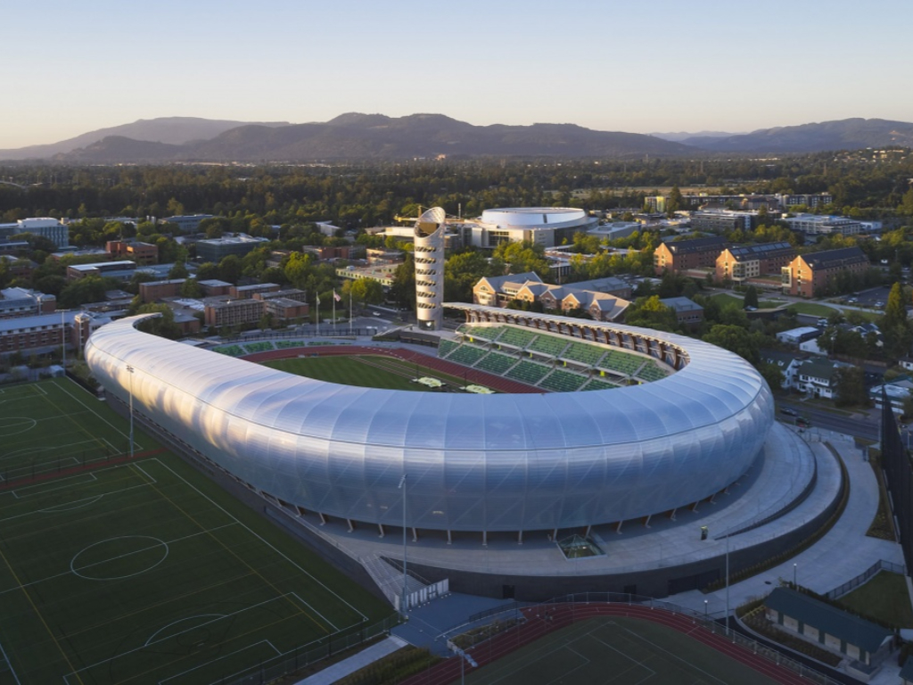 木結(jié)構(gòu)與ETFE膜結(jié)構(gòu)屋面，俄勒岡大學(xué)創(chuàng)新田徑場館